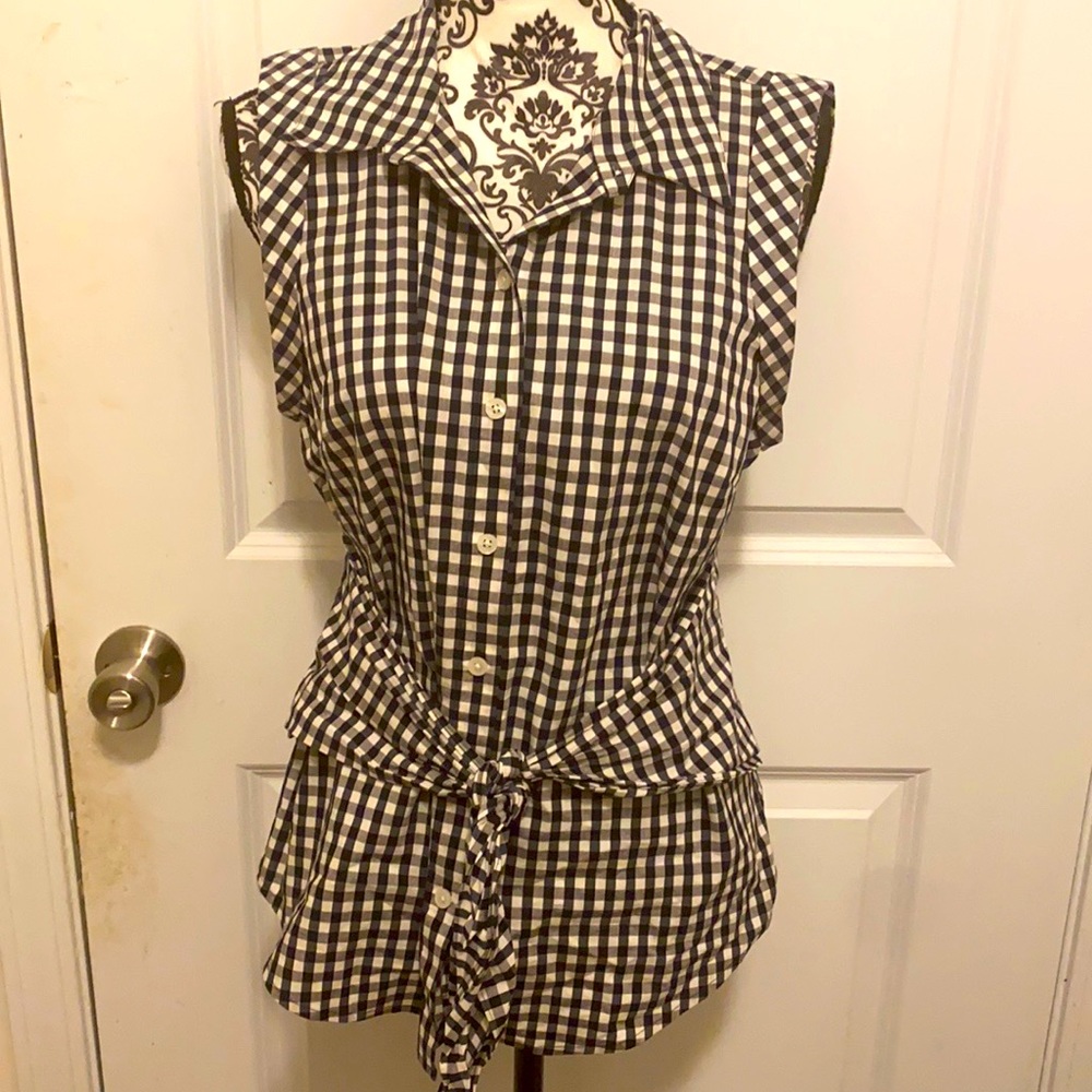 Ann Taylor like new sleeves less blouse size 8